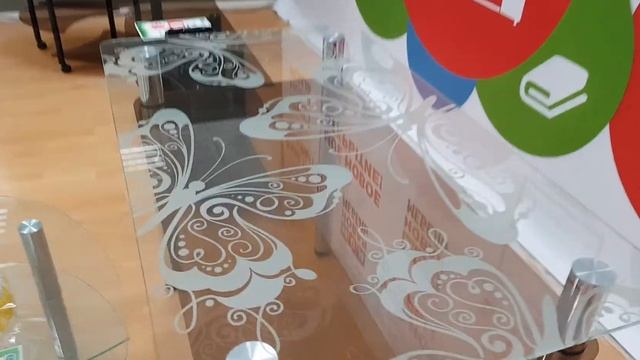 Стеклянный обеденный кухонный стол «Бабочка». https://www.kiraklein.ru/ смотреть онлайн