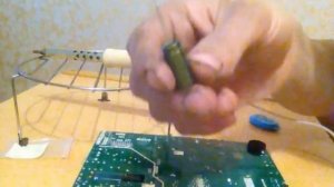 Ремонт телевизора / перепаиваем конденсатор