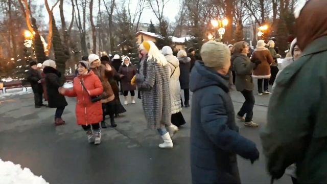 Нравится мне с тобой!!!??Танцы в парке Горького!!!??Харьков 2022 смотреть онлайн