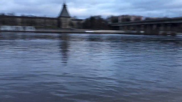 С Крещением! Я в Пскове! Конечно не нырнула в прорубь, но ногами ощутила прелесть вод реки Великой! смотреть онлайн