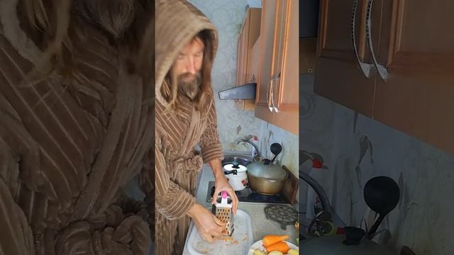 Домохозяин ТВ Гороховый супчик голубчик Самое главное не забудьте посолить любовью!!!