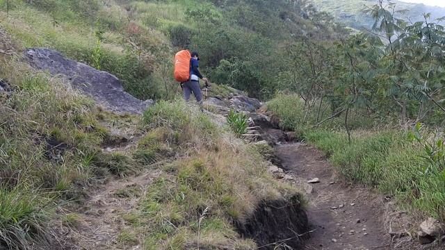 SOLO HIKING: GUNUNG SUMBING VIA BUTUH, NEPAL VAN JAVA || JAKARTA-MAGELANG смотреть онлайн