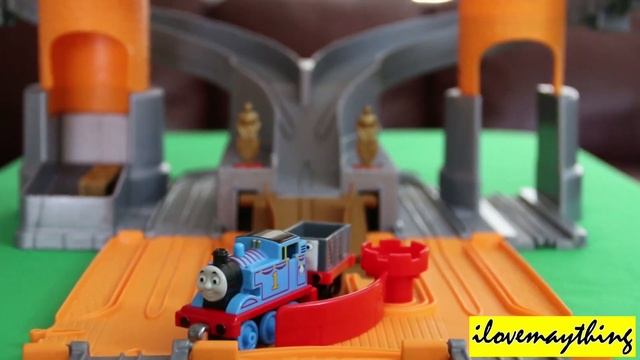 Thomas' Adventure Castle Take N Play Play Set - King of the Railway смотреть онлайн
