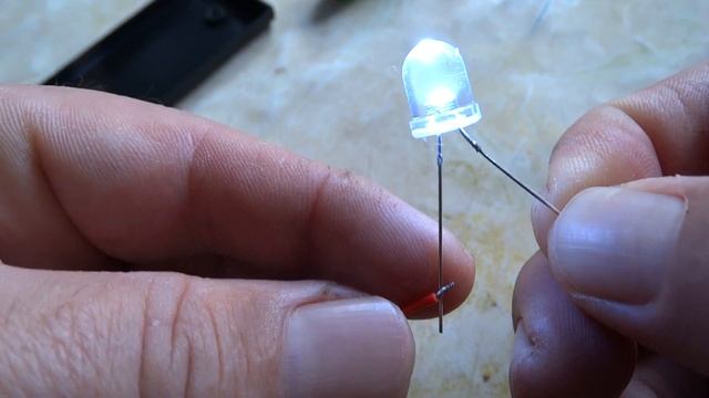 Фонарь из светодиода на двух батарейках АА, на случай отключения электричества своими руками смотреть онлайн