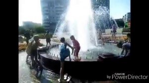 ДАША И МАША КУПАЮТСЯ В ФОНТАНЕ