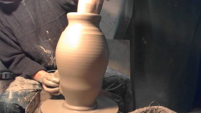 Making / Throwing clay amphora on the potter wheel смотреть онлайн