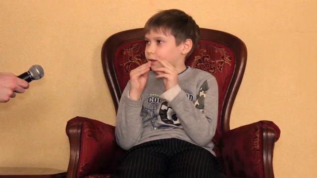 Взгляд снизу. Театральные дети поздравляют Владимира Кустарникова смотреть онлайн