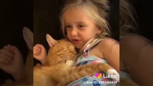 Котик обнимает девочку и засыпает смотреть онлайн