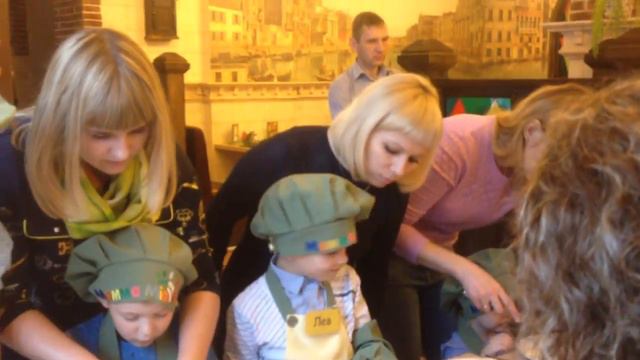 Кафе Мама-Мия 11,10 Готовим Бутерброды. Лева и Рома смотреть онлайн