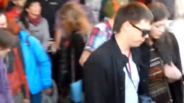 Очень много народа в Пантеоне Славы, Мамаев Курган, Родина-Мать, Волгоград смотреть онлайн