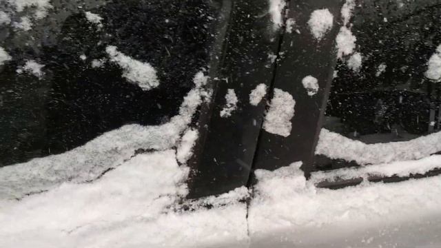 Что делать, если зимой примерзли все двери и нет возможности попасть в автомобиль смотреть онлайн