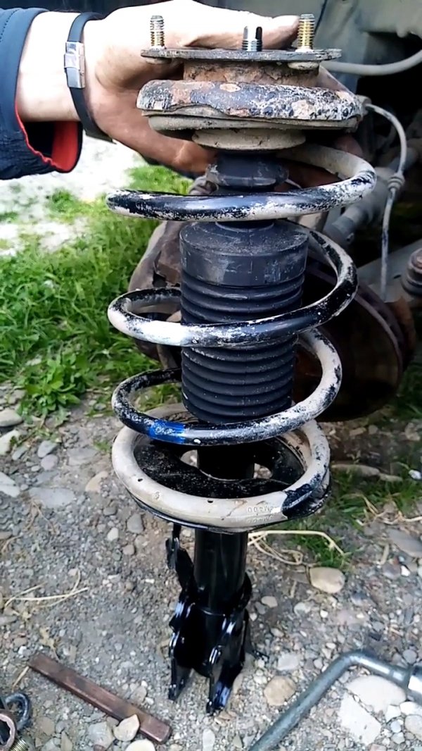 Меняем переднюю стойку на Ниссан Альмера.  Смотрите так же здесь https://zen.yandex.ru/id/60864016d7