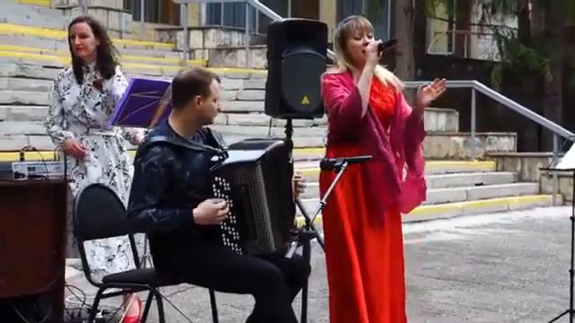 Инна и Константин Варнавских - Б. Мокроусов "Одинокая гармонь" смотреть онлайн