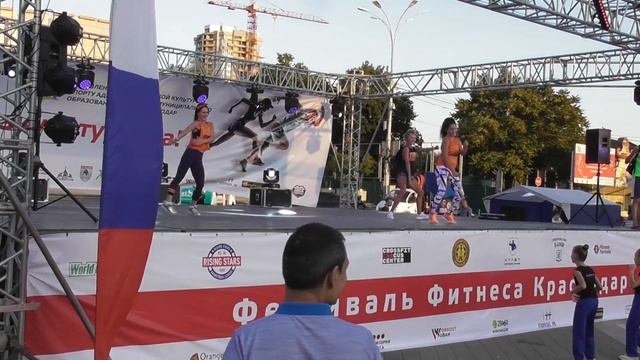 Танец Зумба ZUMBA. Фестиваль фитнеса. Краснодар 2019 смотреть онлайн
