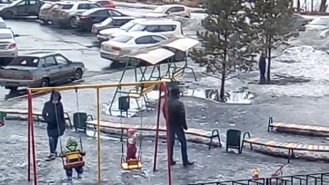 Пришла весна в Новосибирск.Дети купаются в луже:)) смотреть онлайн