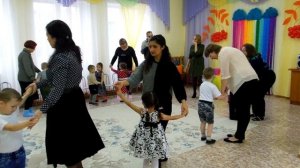 Танец с родителями в средней группе "Хоровод друзей" на осеннем утреннике