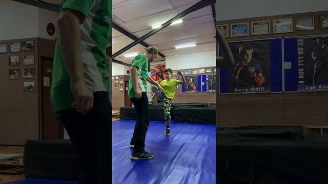 И чего мелкий наехал? смотреть онлайн