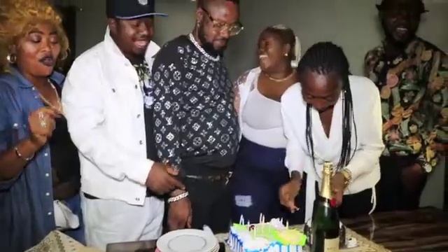 URGENT:VUE DE LOIN A LANCÉ UN MESSAGE FORT EN PLEIN ANNIVERSAIRE NAYE, BA COMEDIEN TO BANGA NZAMBE смотреть онлайн