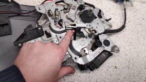 Механизм блокировки двери Kia Carnival 2 в открытом положении