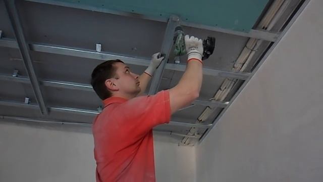 Как одному прикрутить гипсокартон на потолок смотреть онлайн