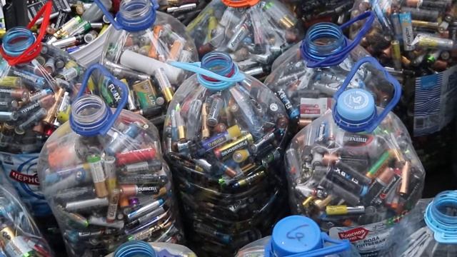 Более 4,5 тонн использованных батареек удалось собрать за 2020 год благодаря акции «Зеленый город» смотреть онлайн