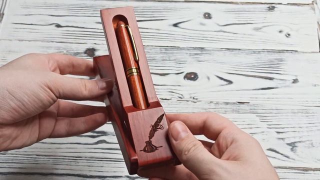 Подарочная ручка перьевая из красного дерева с гравировкой от gifTree смотреть онлайн