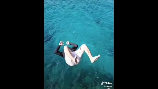 2019 ГОД! ЖИВОЙ МЕГАЛОДОН НАПАЛ НА ЧЕЛОВЕКА! смотреть онлайн