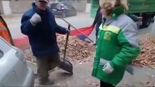 Дворники собирают мусор листья во флаг России смотреть онлайн