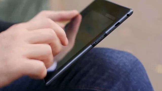 Motorola is making tablets again for some reason смотреть онлайн