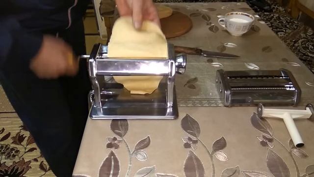 Готовим домашнюю лапшу,при помощи лапшерезки смотреть онлайн