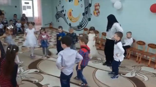 "Мы танцуем и поём, очень весело живём!" смотреть онлайн