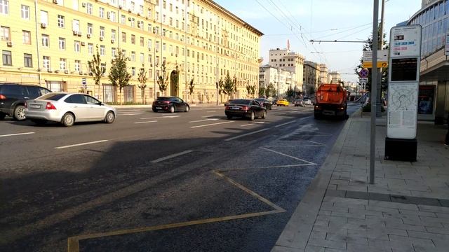 Поливальная машина чистит улицы в Москве смотреть онлайн