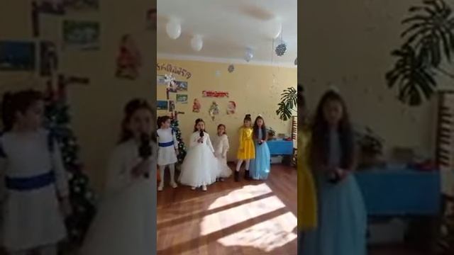 В школе новогодние праздник смотреть онлайн