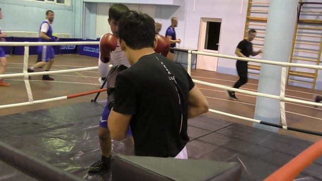 Бокс: спарринг новичок против перворазрядника/Boxing sparring: a novice vs experienced boxer смотреть онлайн