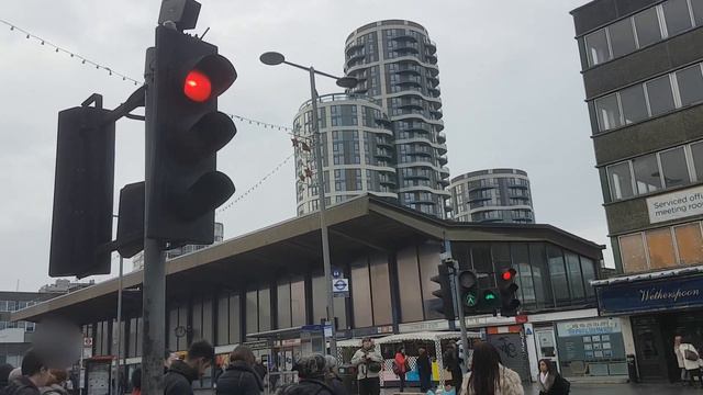 Old Mellor traffic lights at a Pedestrian Crossing in Barking смотреть онлайн