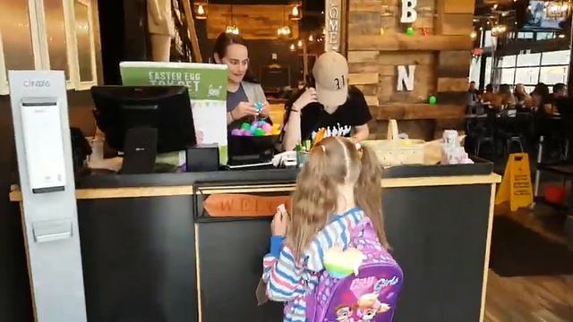 Как празднуют Пасху в Америке/ Easter Egg Hunt/ Открываем Пасхальные Яйца с сюрпризами смотреть онлайн
