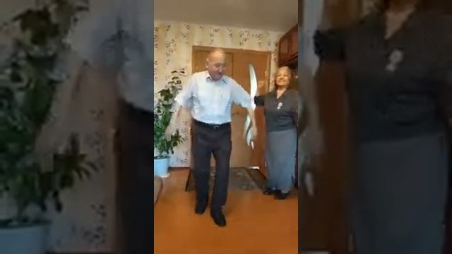 Цыганский танец "Сербияночка" 82-летнего именинника смотреть онлайн
