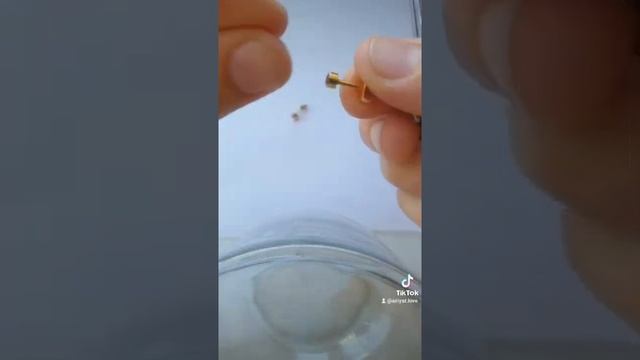 Как снять легко и быстро серёжки гвоздики!!! смотреть онлайн