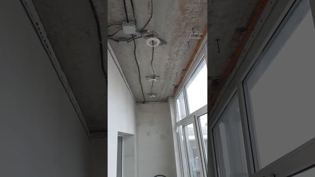 Потолки на лоджии со светильниками и карнизом под шторы до (процесс монтажа) смотреть онлайн