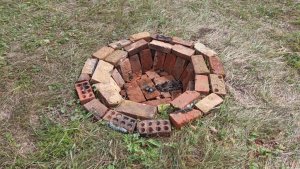 Костровой очаг из красного кирпича на туристической стоянке
