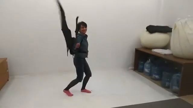 Тестируем аниматронические крылья для сценического костюма. смотреть онлайн