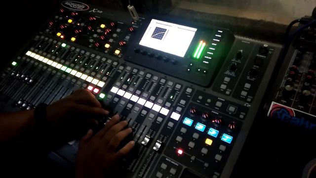 MIXING MENGGUNAKAN MIXER BEHRINGER X32 pt 3 - EBANES BAND смотреть онлайн