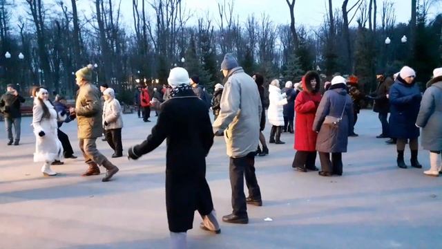 КУМЕ МІЙ!?/ТАНЦЫ В ПАРКЕ ГОРЬКОГО ХАРЬКОВ МАРТ 2021 смотреть онлайн