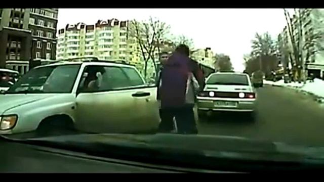 Не уступил дорогу? Получи в глаз!!! смотреть онлайн