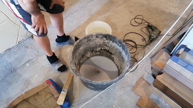 КЛАДЕМ ПЛИТКУ. РЕМОНТ В КВАРТИРЕ. ЦЕМЕНТНО- ПЕСЧАНАЯ СМЕСЬ. ПЛИТОЧНЫЙ КЛЕЙ. смотреть онлайн