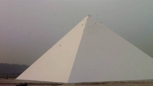 Ласточки облетают пирамиду в Томске смотреть онлайн