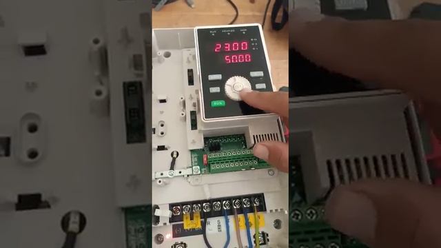 Cara setting rubah frequency pada inverter Easydrive GT200 series смотреть онлайн