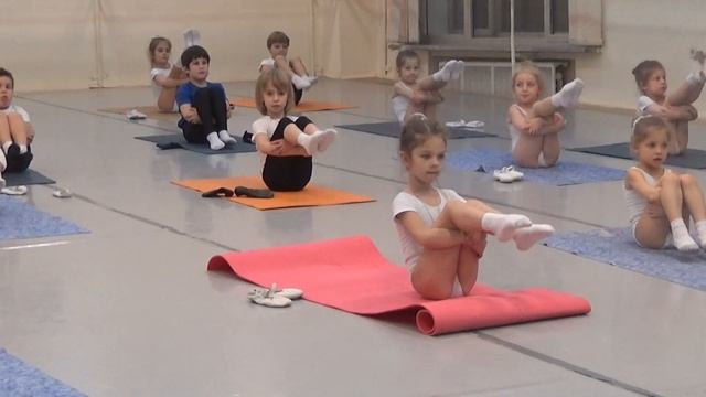 9 Часть.Урок балета для детей. Развитие данных у детей. Первые шаги в хореографии. Растяжка смотреть онлайн