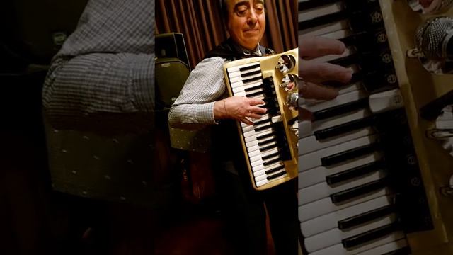 Армянский Аккордеонист Артём Арутюнян - Besame mucho (К. Веласкес) смотреть онлайн