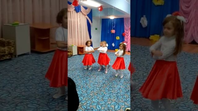С.Урман. Детский сад. Танец матрешек смотреть онлайн